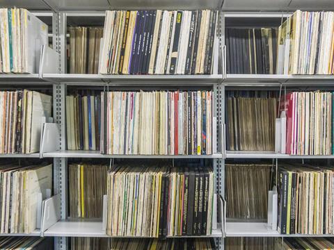 一排排整理好的黑胶唱片，堆放在亚博体育哈里斯音乐图书馆的书架上.